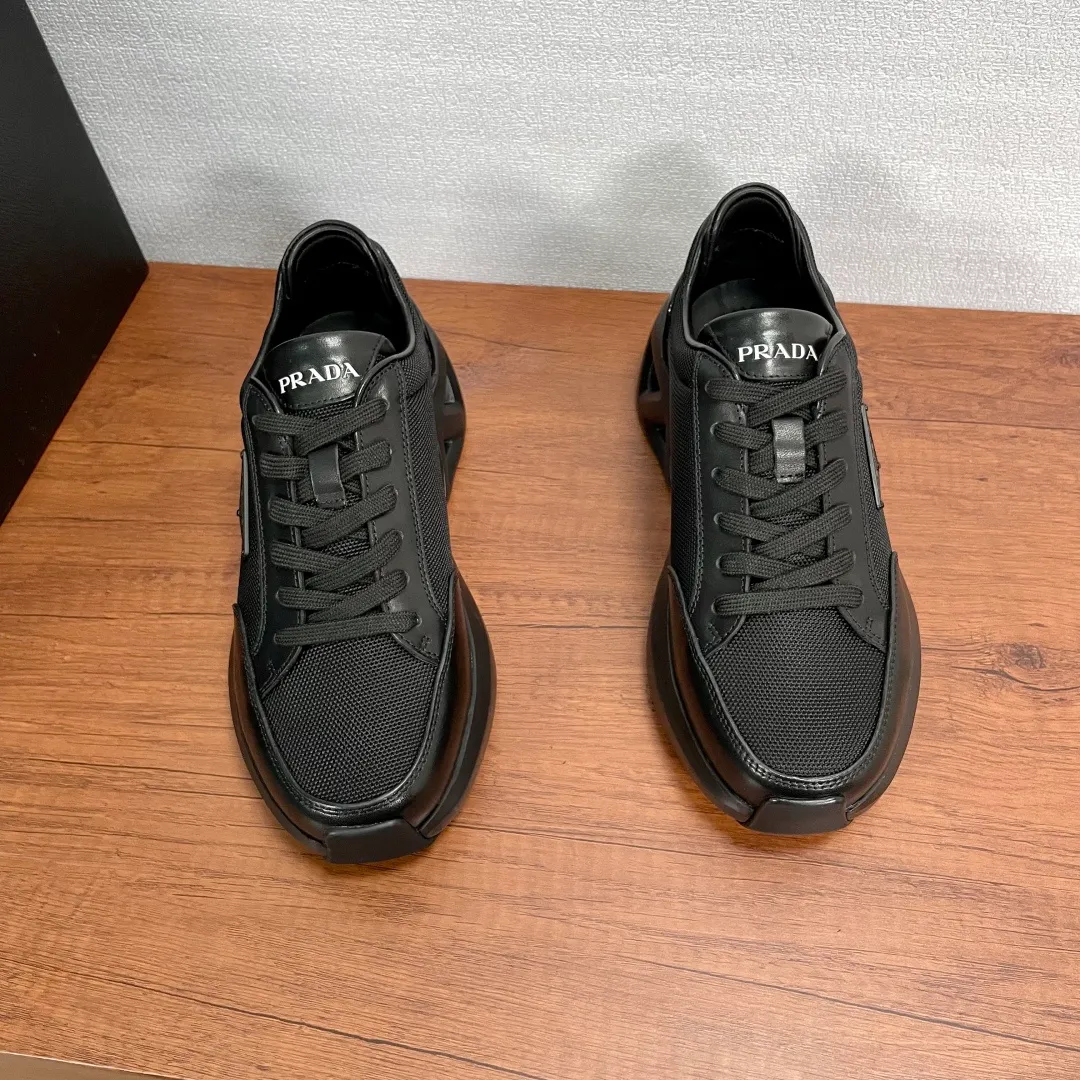 💰720 Code: YS003342 Prada/Prada men's new mesh stitching sneakers. This sneaker presents a modern version, reinterpreting the brand's archive style with clean lines and smooth details. The shoes are made of calf leather and technical fabric, with a triangular metal logo on the outside, bright TPU decoration on the heel, and a longer and padded inner heel design for a more comfortable fit. The tongue is decorated with a silk-screen logo, and is paired with a hollow rubber sole on the heel. The full cowhide lining comes standard with logo cowhide foot pads, making the upper foot taller, more comfortable, and versatile! Comes with full original packaging! Size: 39-40-41-42-43-44 Standard leather shoe size (45 can be customized and does not support returns) Item number: 2EE918 mesh black